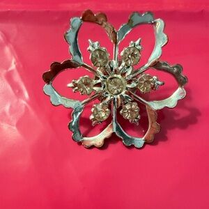 Chic Floral Brooch with Rhinestones